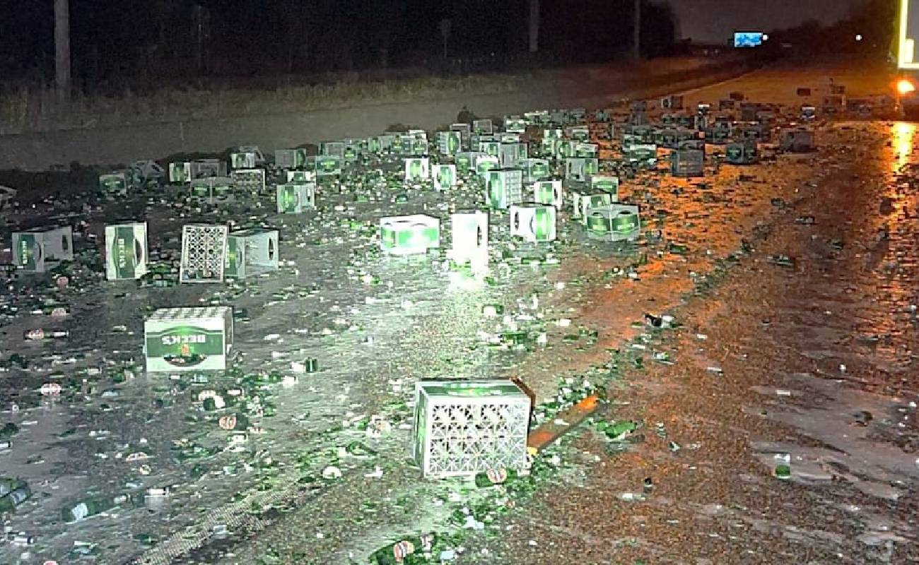 Otoyolda bira duşu: 100 kasa yola saçıldı